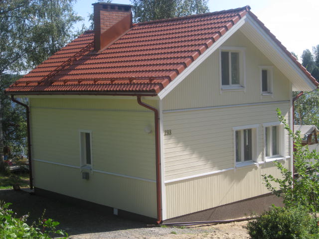 Valmis ulkomaalaustyö, vaaleankeltainen omakotitalo